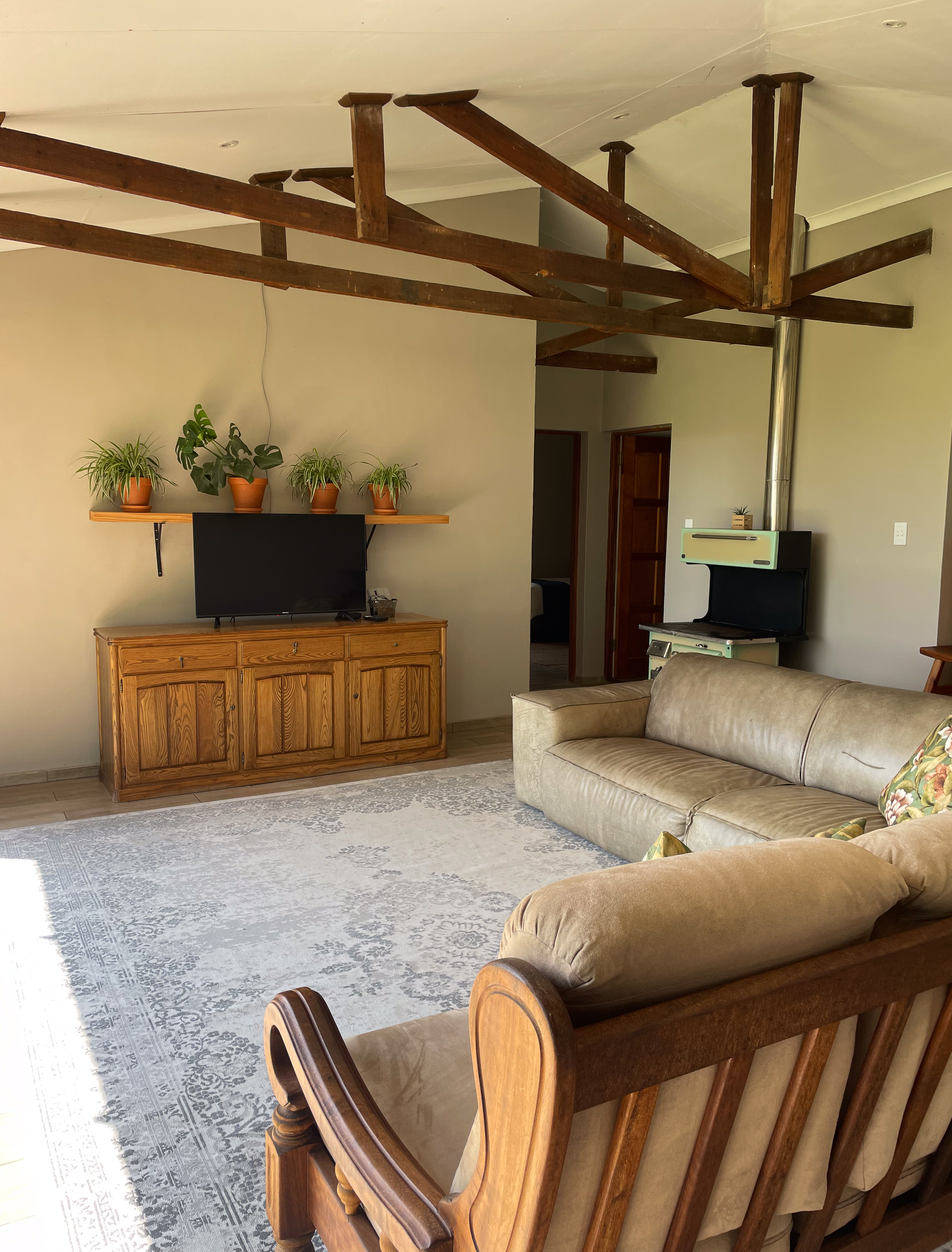 Livingroom with WIFI and Smart TV. Fantastic views of the farm