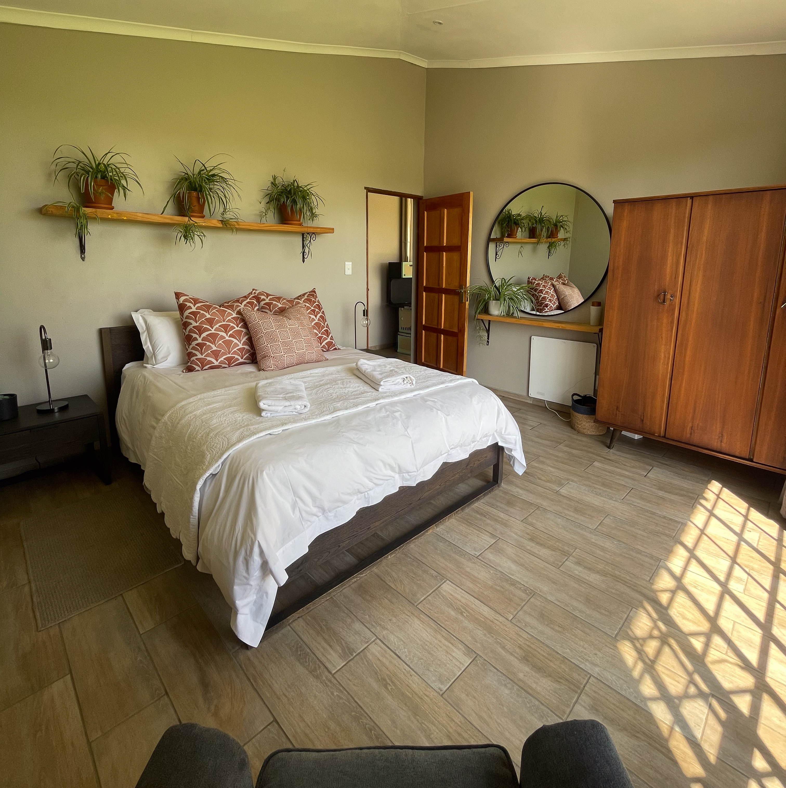 Sorgenfri Farm Stay Main Guesthouse bedroom 1 with QXL bed